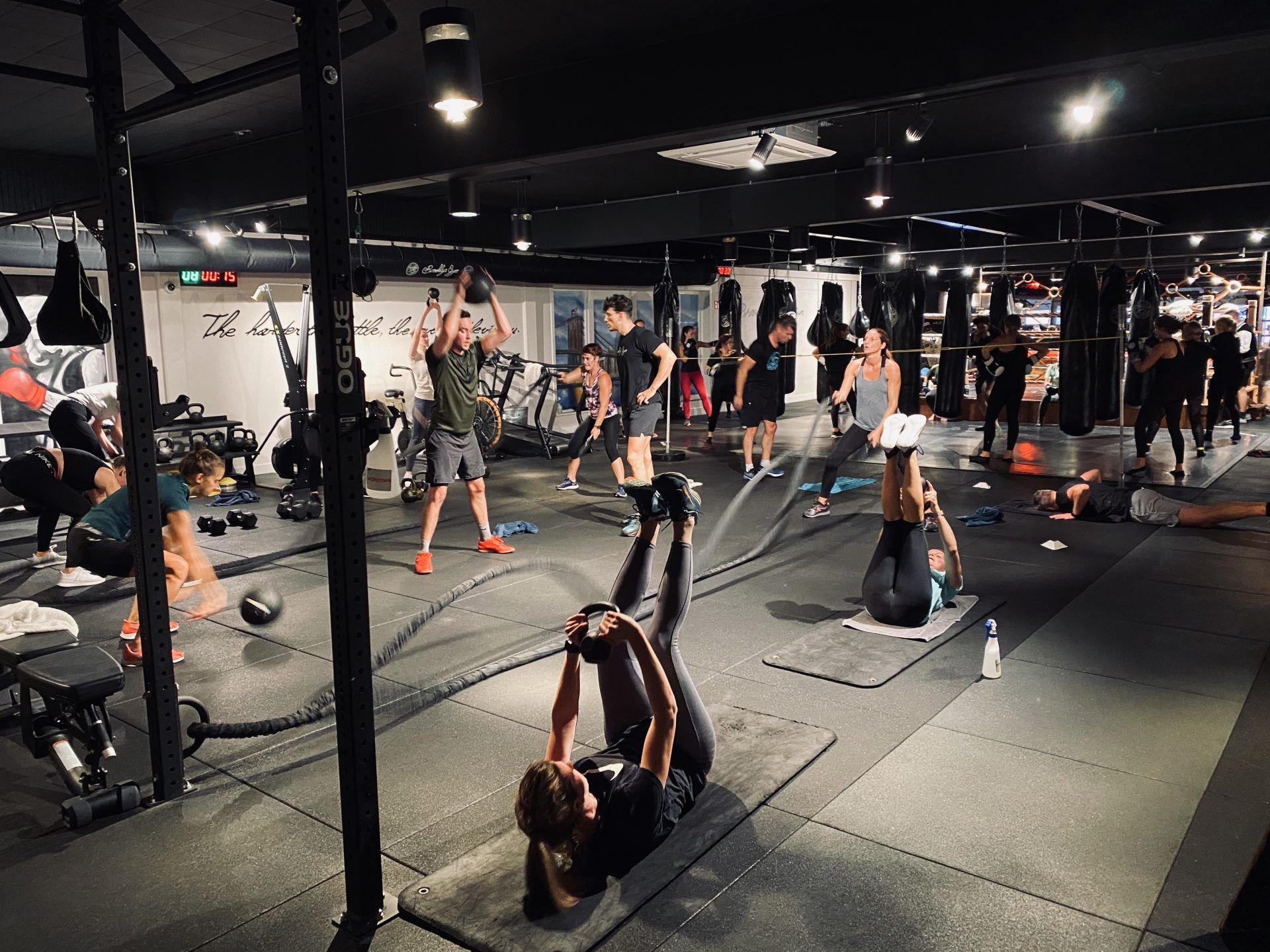 Vrije trainingszone in Brooklyn Gym met halters en losse toestellen (geen EGYM-toestel)