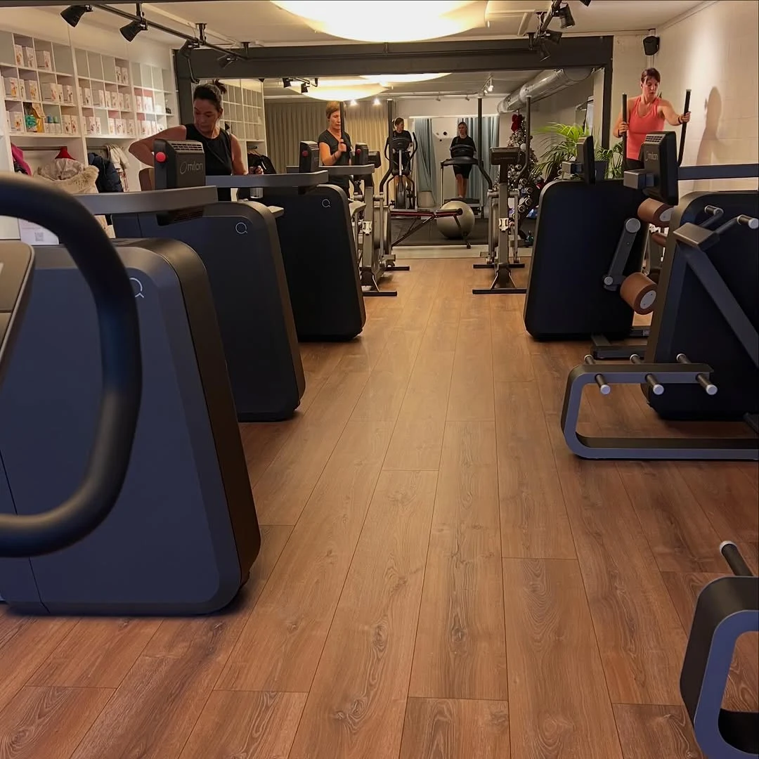 Leden trainen op een Milon Cirkel-circuit bij Fit Boutique