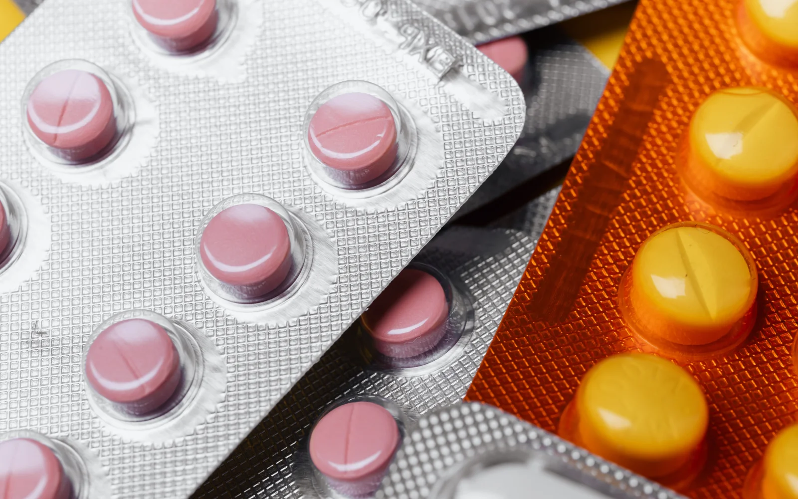 Doordrukstrips met roze en gele tabletten