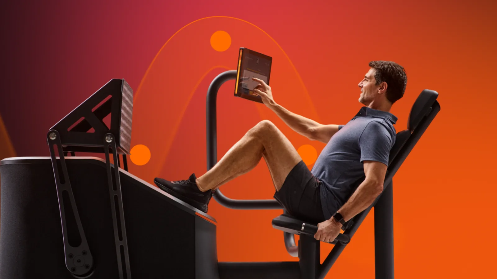 Sporter op een EGYM Smart Strength-toestel